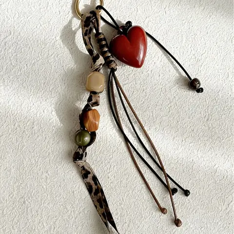 Leopard Heart Vintage Beaded Keychain, Fashionable Alloy Keychain, Sweet Cool Style Bag Charm, Keychain for Bags, Perfect Gift for Girls and Friends, Millennium Fashion Accessory, Bag Pendant Keychain, Heart Keychains