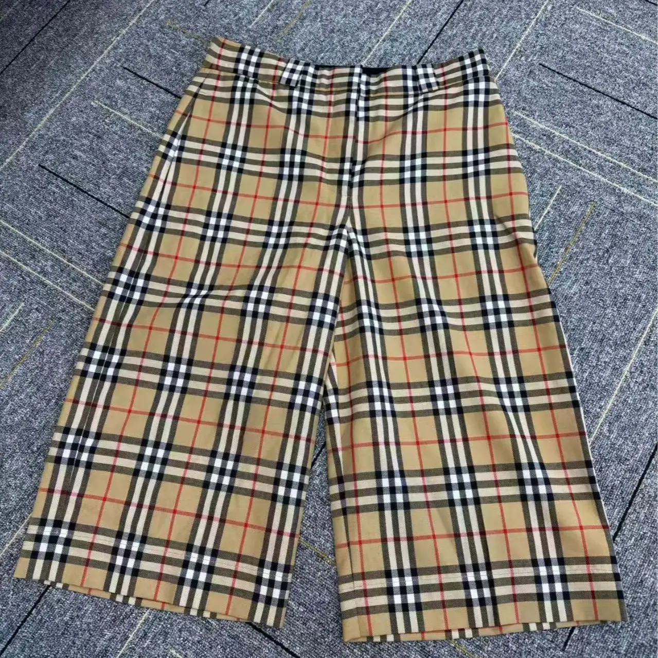 Pre-owned Burberry Plaid Shorts for Women – Size 38 – Classic Tartan Print Shorts N24154534