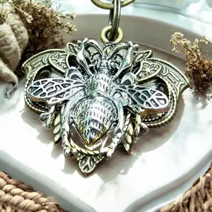 Gothic Bee Purse Charm – Ornate Steampunk Keychain Accessory