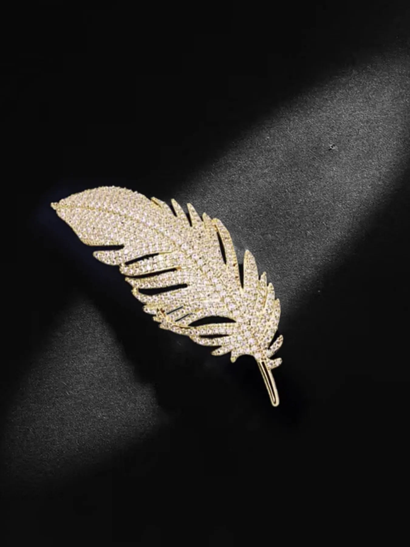 Luxury Feather Brooch Elegance Lapel Pin for Women, Suit Robe Clip Shawl Buckle Accessory, Dress Jewelry Ornament