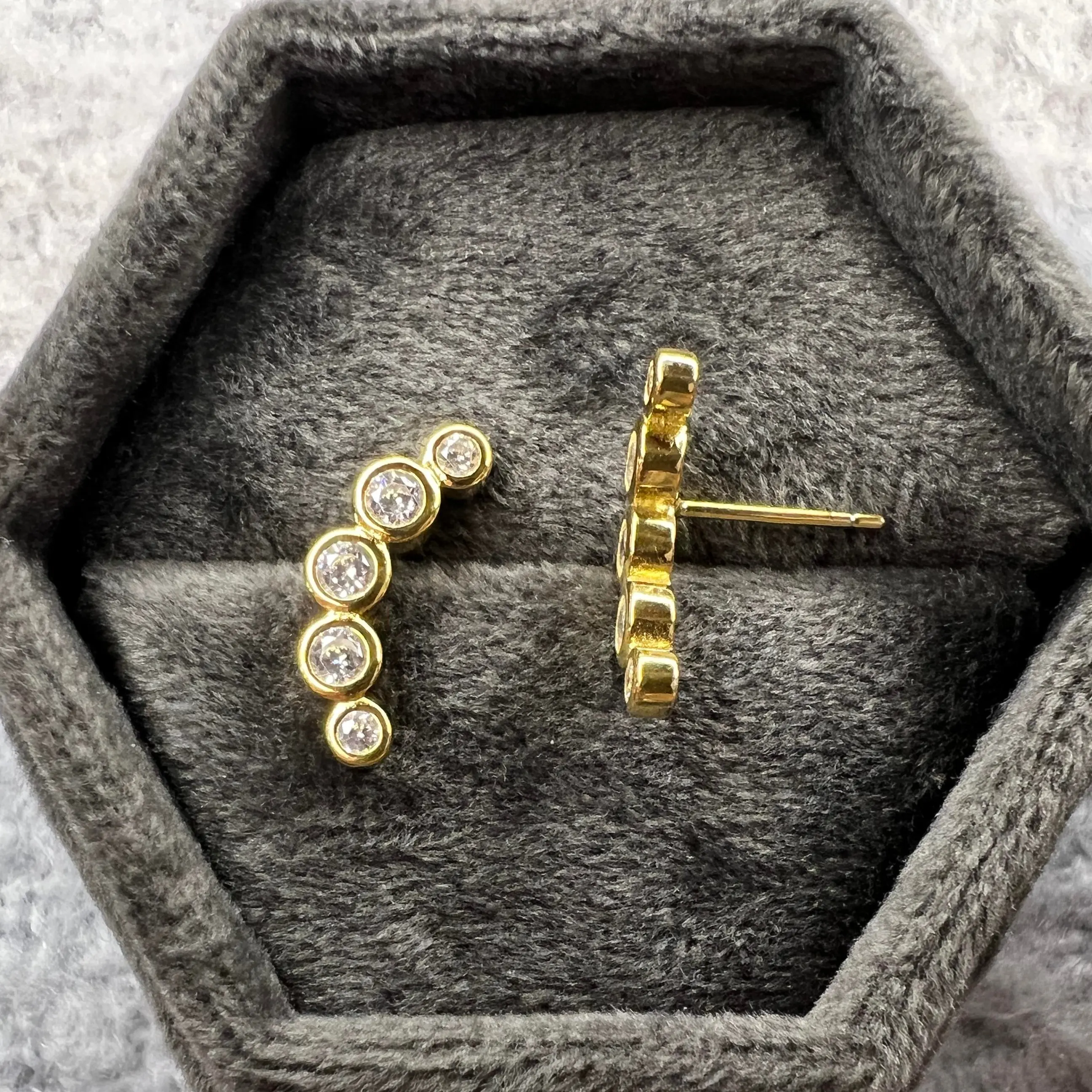 Gold Diamond Ear Climber | 5 Diamonds Ear Cuff in Silver / Gold | Diamond Stud Earrings | Crawler Sterling Silver Moissanite Curve Stud Earrings | Bezel Set Arc Studs | Modern Minimal Jewelry