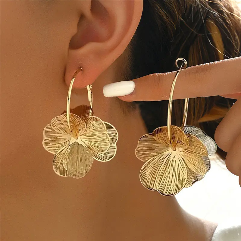 Luxurious and sophisticated gold flower earrings, fashionable niche hoop earrings DDES0579, sweet and elegant ear accessories, 14K gold-plated