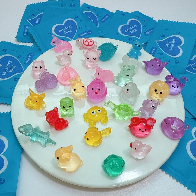 100pcs Mini Glow in The Dark Animal Resin Models, Surprise Mystery Bag for Dollhouse Decor, Mystery Resin Animals Blind Bag, Mini Luminous Farm Ocean Figures, Animal Miniatures for Fairy Garden Accessories, Random Design