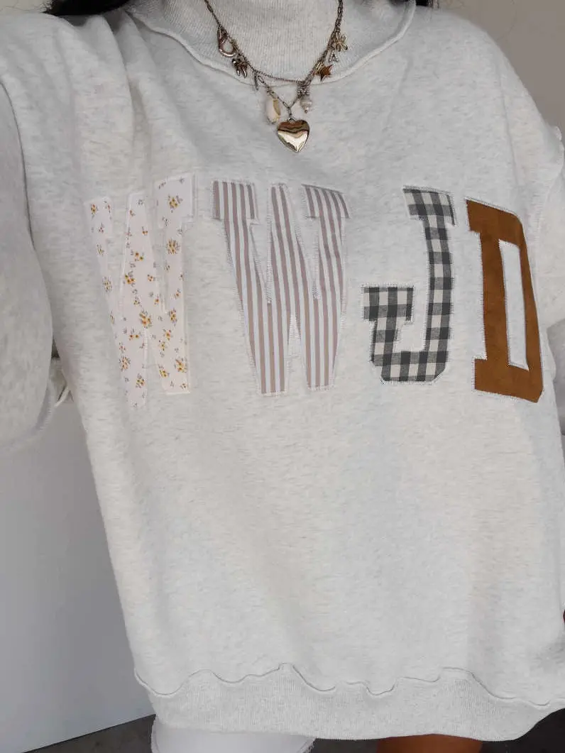 Women’s WWJD Embroidered Patch Sweatshirt, Mixed Pattern Mock Neck Long Sleeve Pullover with Ribbed Cuffs, Relaxed Fit Casual Graphic Top for Everyday Wear, Fall and Winter ,Womenswear, Embroidery, Fashion ,Casual