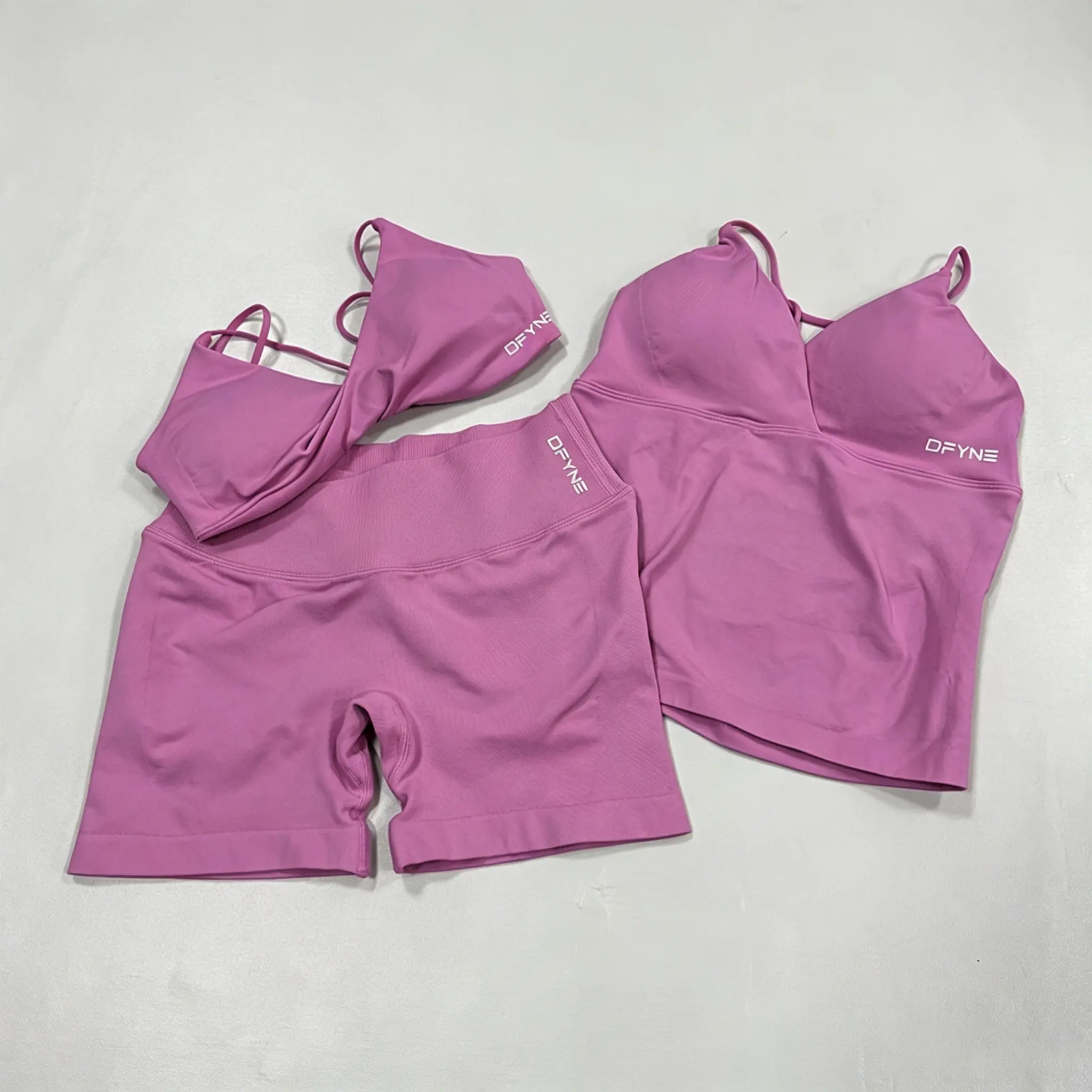 Women's DFYNE 3-Piece Seamless Workout Set m - Integrated Chest Padding Cami Tank, Cross-Back Sports Bra, Butt-Lifting Squat-Proof Yoga Biker Shorts - Breathable, Anti-Odour, Standard Sizes Athletic Outfit for Gym, Coffee Shop Streetwear