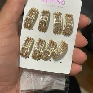 Diferentes aretes./Different earrings.