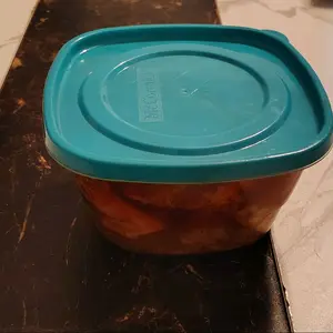 VYAND SALE HAITI - Clear Plastic Food Storage Container with Red Lid for Easy Organization and Airtight Seal