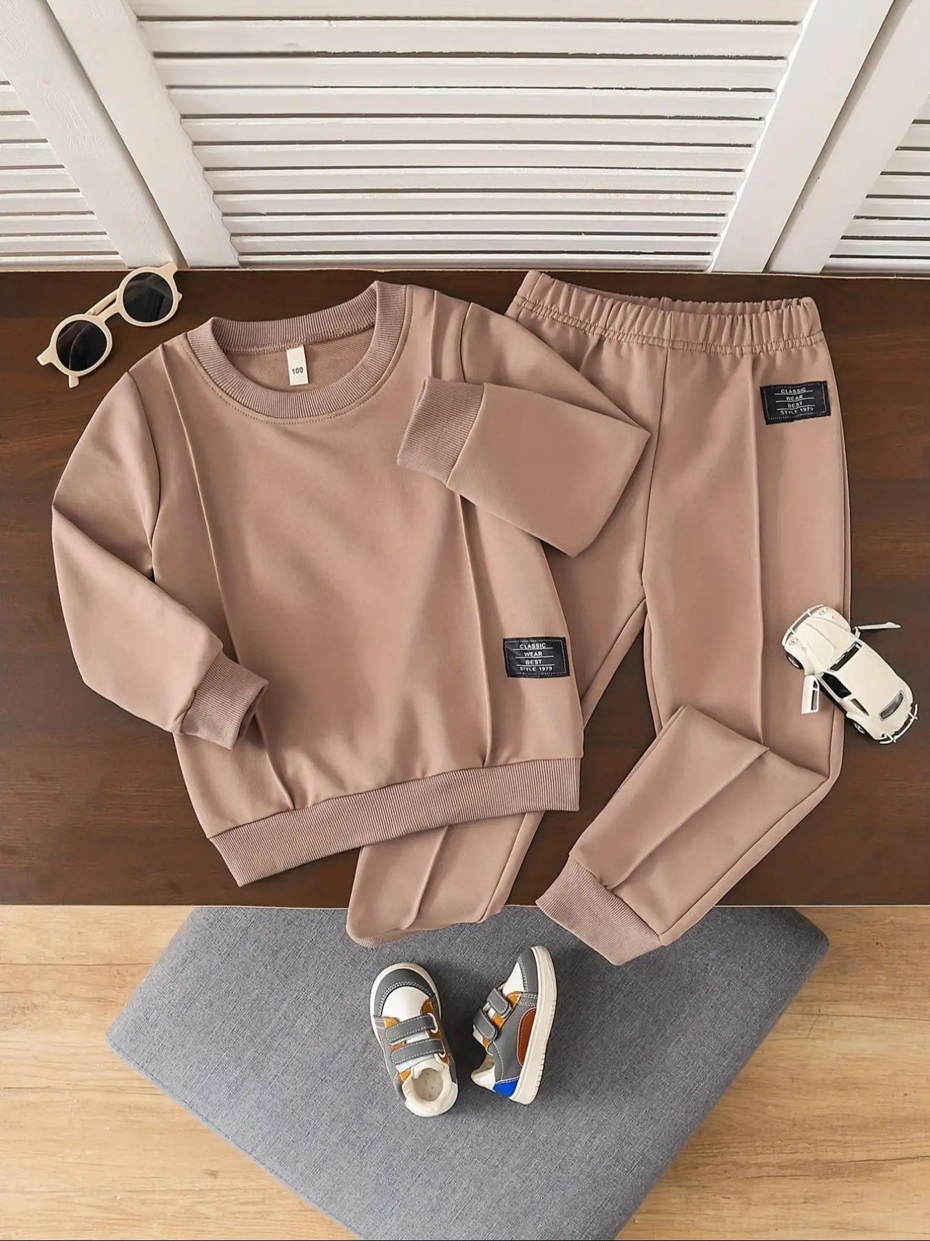 Two-Piece Set Boy's Solid Patched Sweatshirt & Pants Set, Casual Long Sleeve Round Neck Pullover & Jogger Pants for Fall & Winter, Kids Clothes for Da