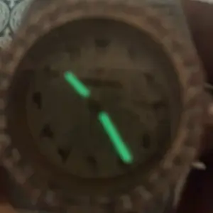 Full Iced quality wrist watch automatic waterproof bling bling diamond style watch round face design with Arabic numerals.