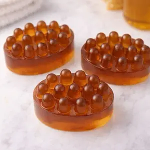 "Mini Glow" Pack – 3 Savon Masaj  Pran swen tèt ou san w pa depanse anpil! Pwofite de ti konbo sa a ki gen tout benefis siwo myèl, asid kojik, ak bè de karite. •  Kantite: 3 Savon bon jan kalite •  Pri: Sèlman $13 •  Livrezon: GRATIS (Free Shipp