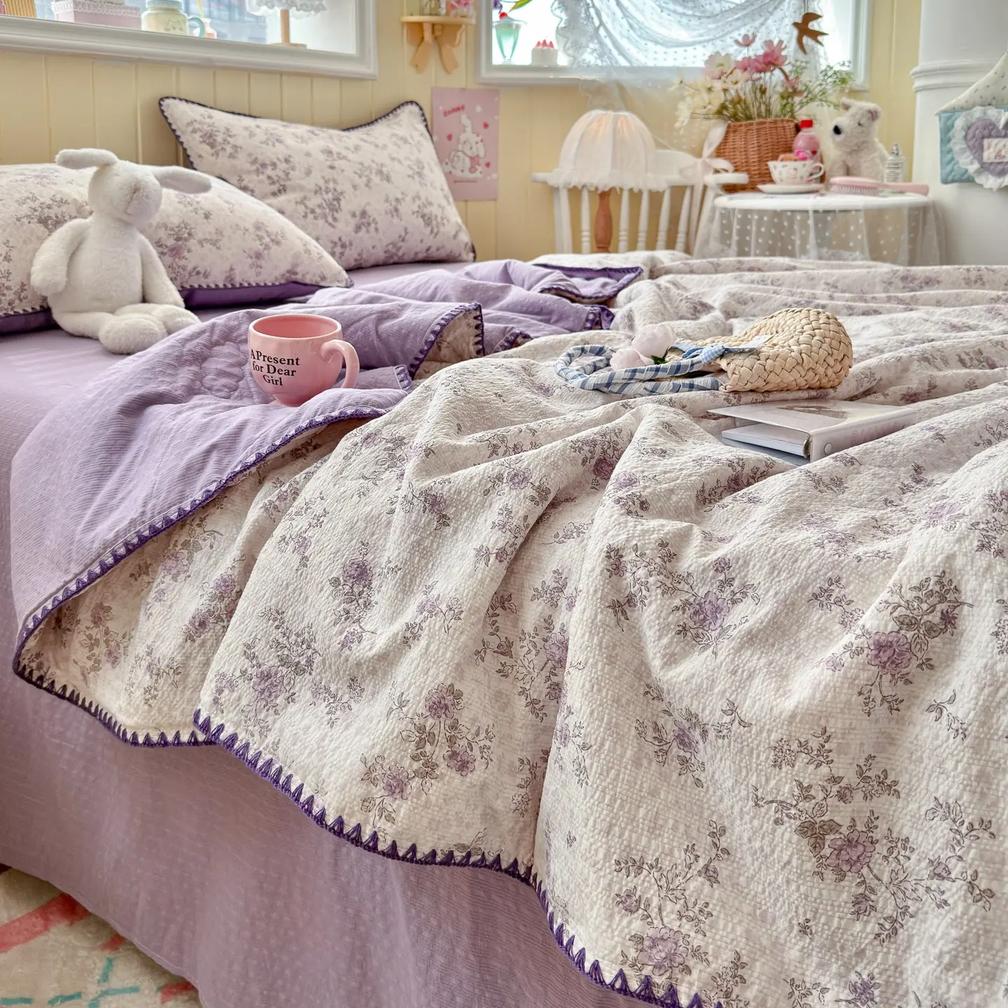 Puff Fabric Shell Embroidered Triangle Summer Quilt, Breathable Quilt, Fresh Floral Princess Style, Animal Plant Print, Suitable for Bedroom Guest Room Apartment