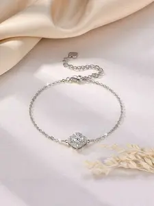 The elegant lady's four-leaf clover moissanite bracelet is suitable for daily wear, vacations, dates, and other occasions, and also makes a delightful and exquisite small gift.
