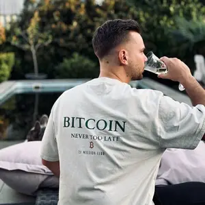 21 MILLION CLUB: Oversized T-shirt for Bitcoin enthusiasts – Your style statement in the BTC community!