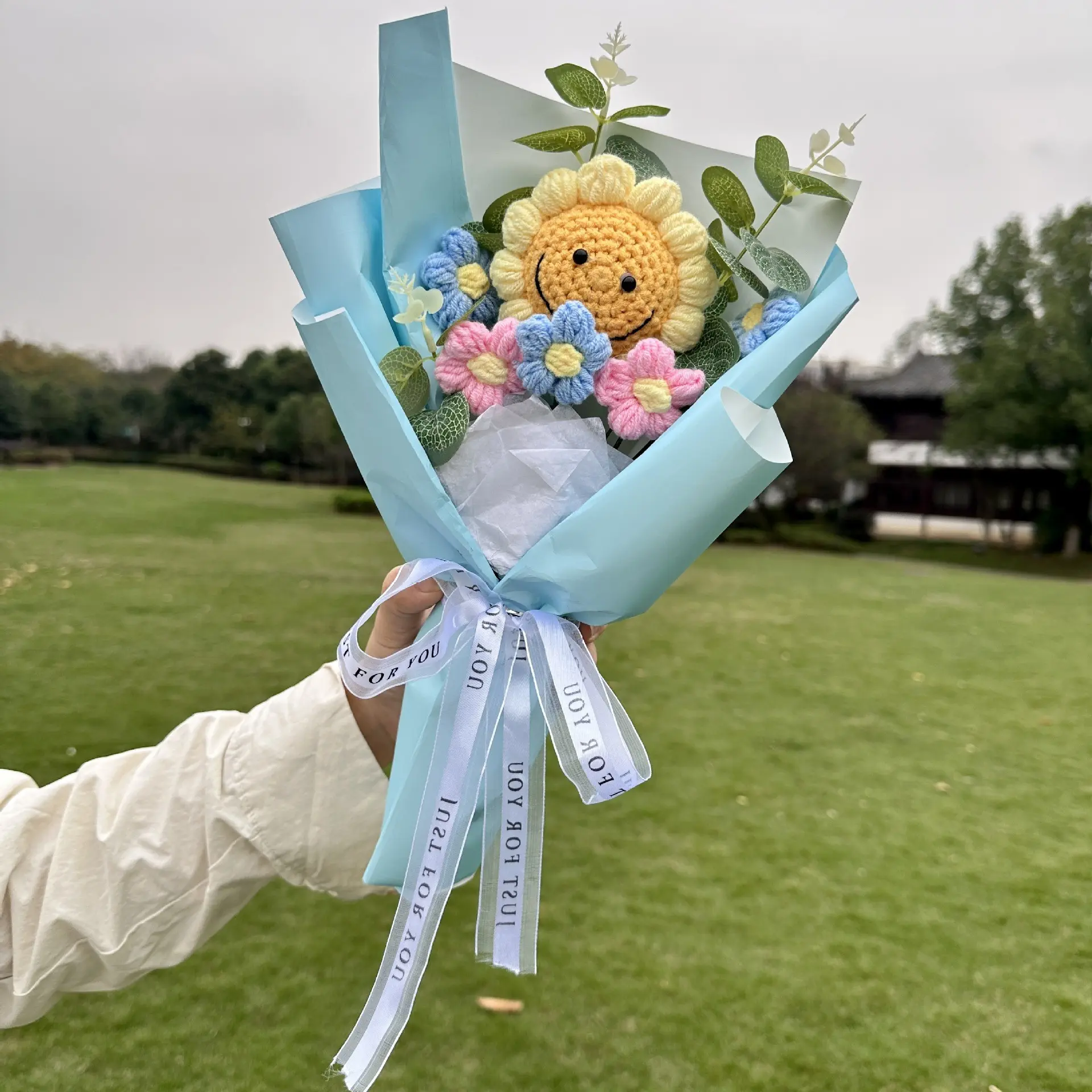 Handmade Knitted Smile Sunflower Bouquet, Permanent Blooming Knit Artificial Yarn Flowers, Artificial Sunflowers, Fake Decorative Flowers, Fake Floral Decor, Home Decor, Perfect Gift for Birthdays, Mother's Day, Graduation, Wedding