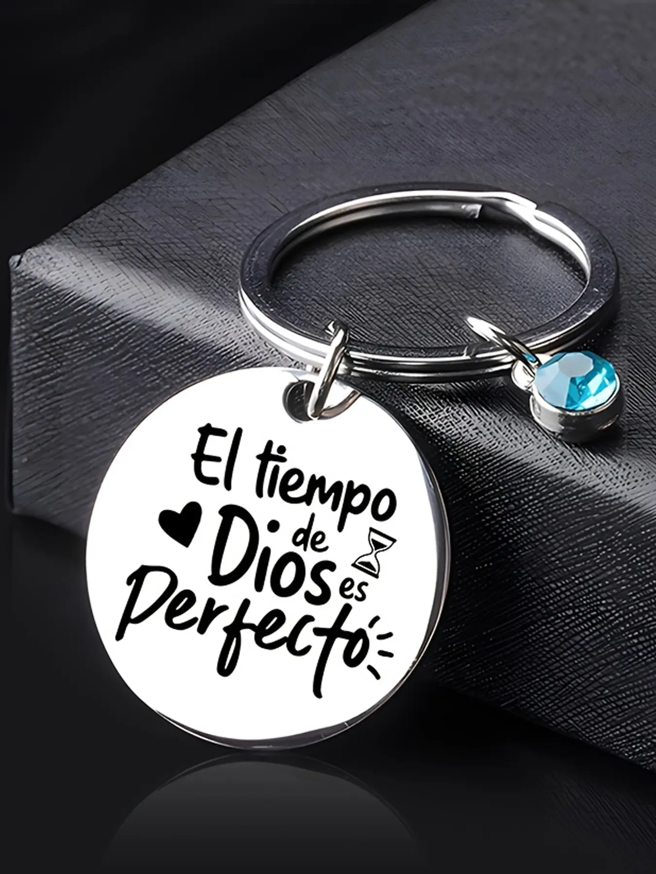 Minimalist Keychain| Inspirational Spanish Quote Stainless Steel Keychain with Blue Charm, Key Charms, Charming Detail - Engraved Circular Tag, Simple Stylish Minimalist Design, Ideal Gift for Friends and Loved Ones, Cute Keychain