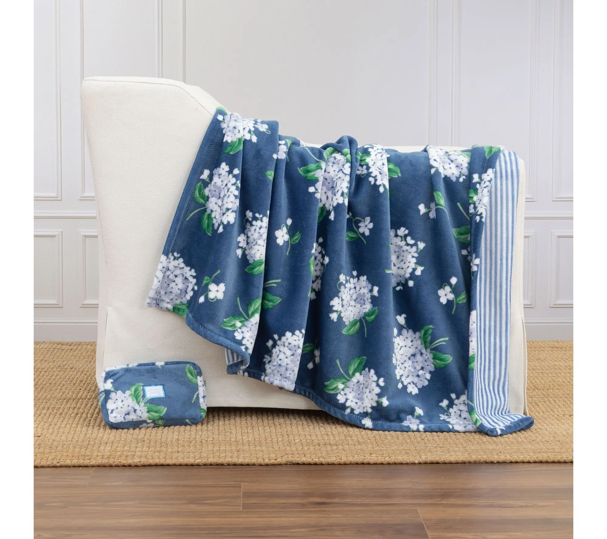 Draper James Reversible 60x70 Velvetsoft Throw Draper James Reversible 60x70 Velvetsoft Throw
