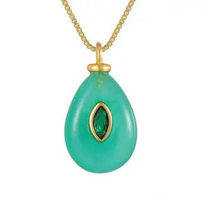 Cadena sencilla de acero inoxidable tono dorado con charm de piedra natural venturina y centro de circonita  cúbica verde