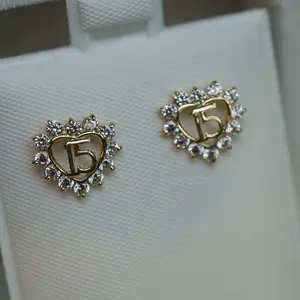 Aretes de 15 años Con Corazón y CZ 14k