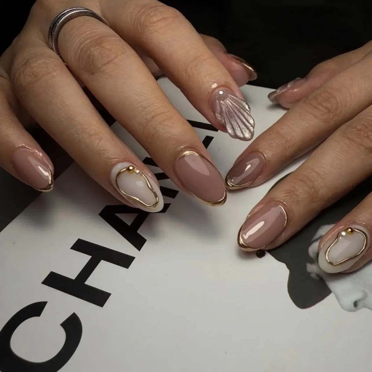 3D Seashell Press On Nails | Nude & White Oval Fake Nails with Gold Chrome Outline