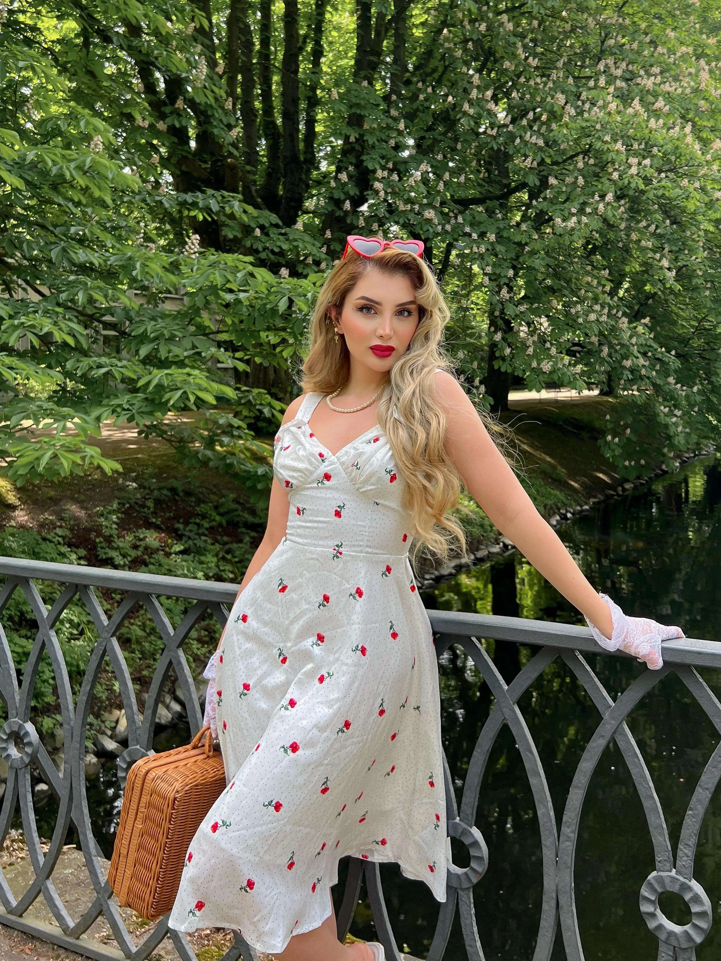RETRO STAGE Lady's Retro Cherry Print A-Line Dress in Faux Satin, Sleeveless Knee-Length Vacation Outfit with Matching Bag, Casual