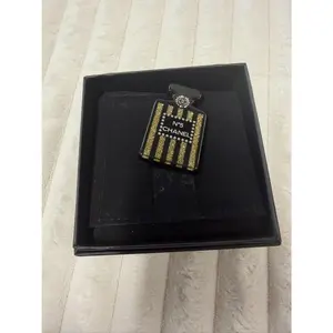 Pre-owned Chanel brooch