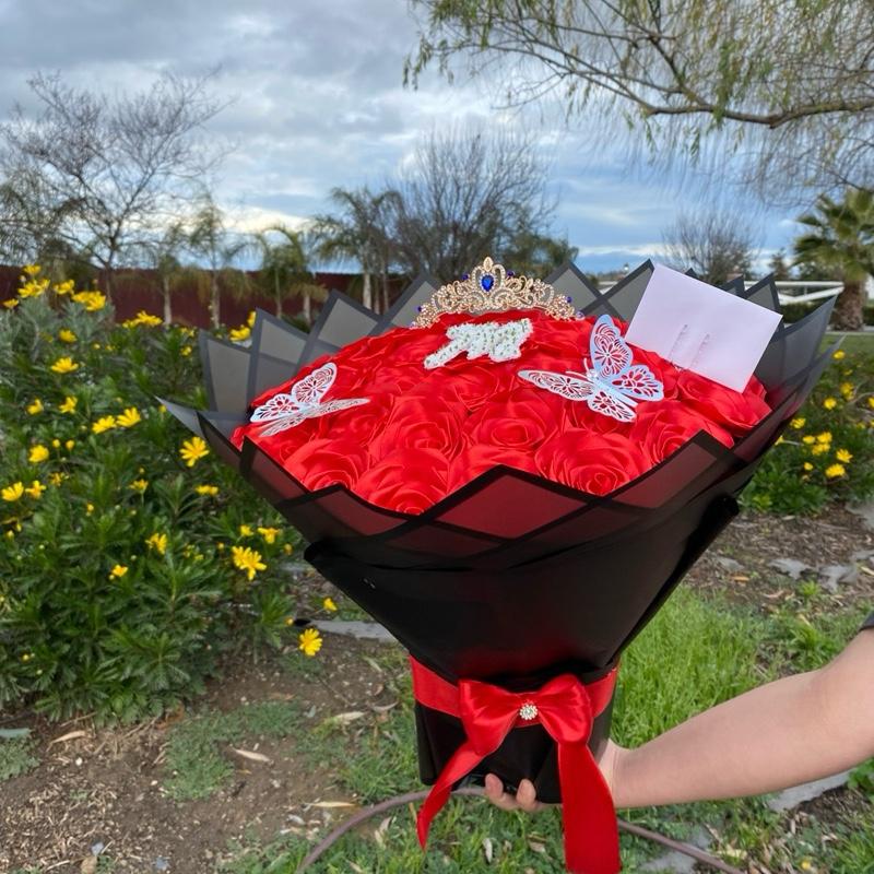 Ramo eterno: 35 rosas rojas con inicial & mariposas para tu chica (; Ribbon Roses Bouquet Valentine Basket