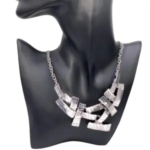 Silver Geometric Chain Necklace - Elegant Design with Unique Geometric Patterns