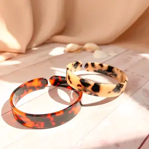 Viva Joya 2pcs Bangle Bracelets for Women,  Resin Bracelet Set, Acrylic Plastic Adjustable Tortoise Leopard Animal Print White Jewelry, Regular and Plus Sizes