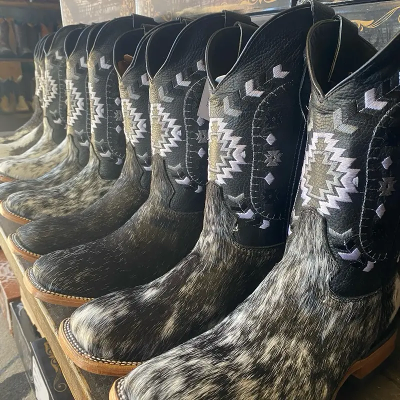 Men's Cow-hide Boots with Aztec Pattern and Comfortable Sole for Everyday Wear Men's Cow-hide Boots with Aztec Pattern and Comfortable Sole for Everyday Wear