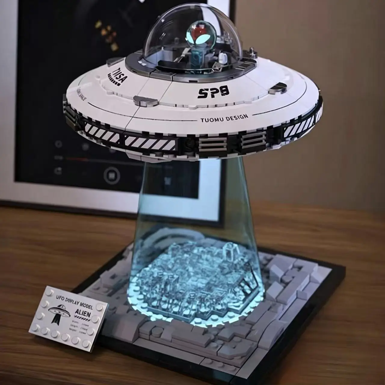 Tuomu Design UFO Ship Model - Alien Theme Collectible with LED Lights, Detailed Base, Unique Decor, Space Element for Display