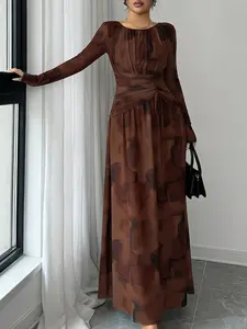 A women's brown fashionable ink wash pleated dress with pleated elements adding layers, long sleeved design for sun protection, suitable for commuting to work, shopping and outdoor activities, indoor and outdoor dressing
