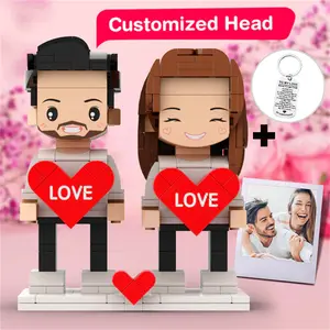 Customized Head Couple Matching Brick Figures Holding Heart Round Face Personalized Gift Couples Brick Figures with Keychain Block Set Gift for Lovers