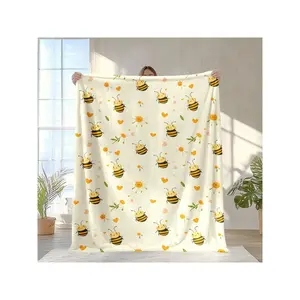1pc Glam Style Polyester Flannel Blanket With Bees, Daisies & Hearts - All Seasons Soft & Warm Quilted Throw For Napping, Camping, Travel, Office & Home Decor - Machine Washable, Digital Print, 200-250gsm-30*40in