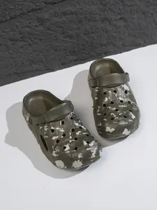 2026 Summer New Men's Camouflage Hollow Out Clogs, Random Pattern Gradient Print, Thick Sole Cushioned Slippers for Indoor and Outdoor Use