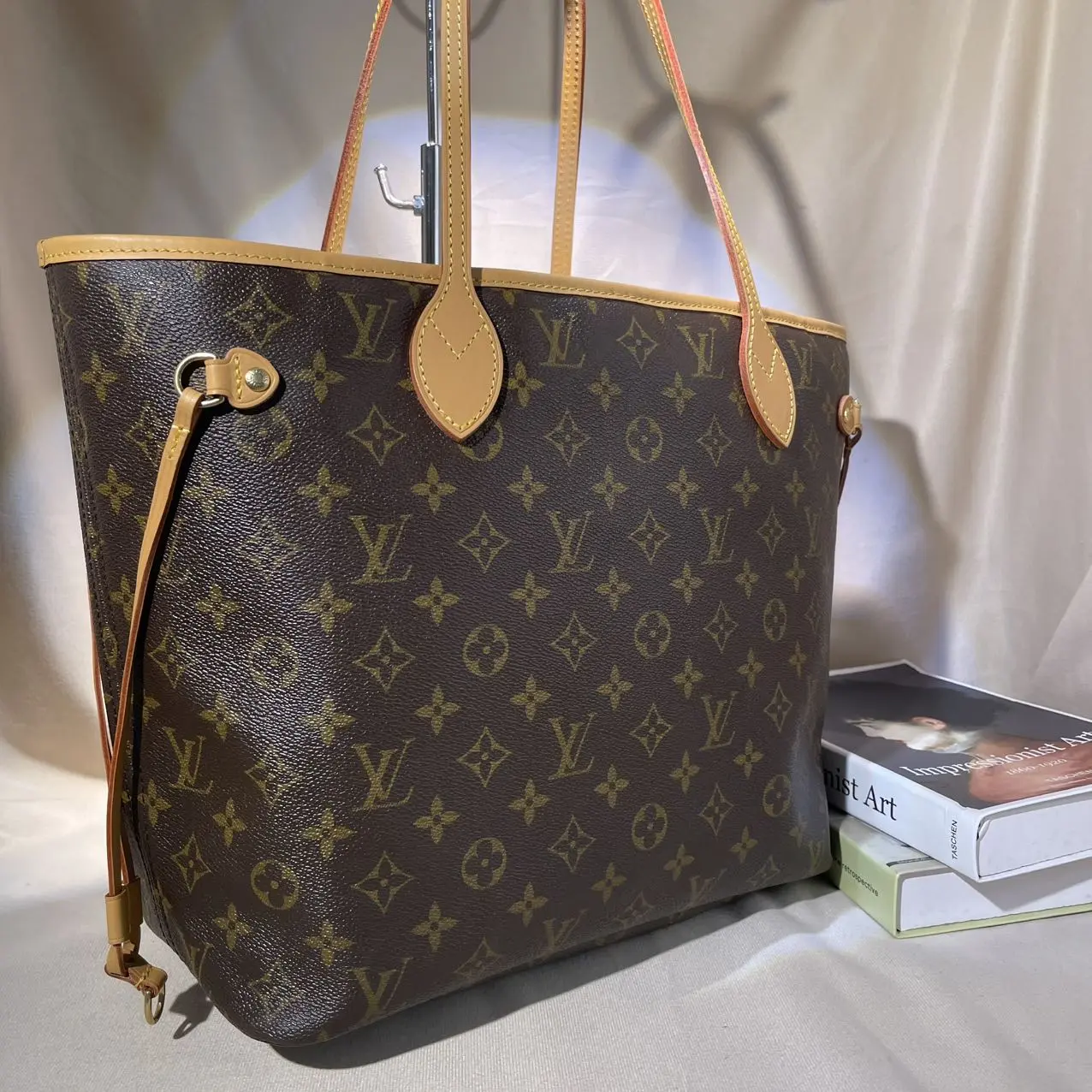 Pre-owned Louis Vuitton Monogram Neverfull MM Tote Bag Iconic Coated Canvas & Vachetta Leather 13 inch Laptop Friendly Hand sewn Craftsmanship Authentic Pre owned
