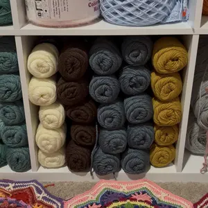 245 Merino Wool Yarn 5 Balls 500g, Ideal for Knitting Coats Sweaters Scarves Hats Shoes Cushions, Soft and Warm Handmade Crafting Material