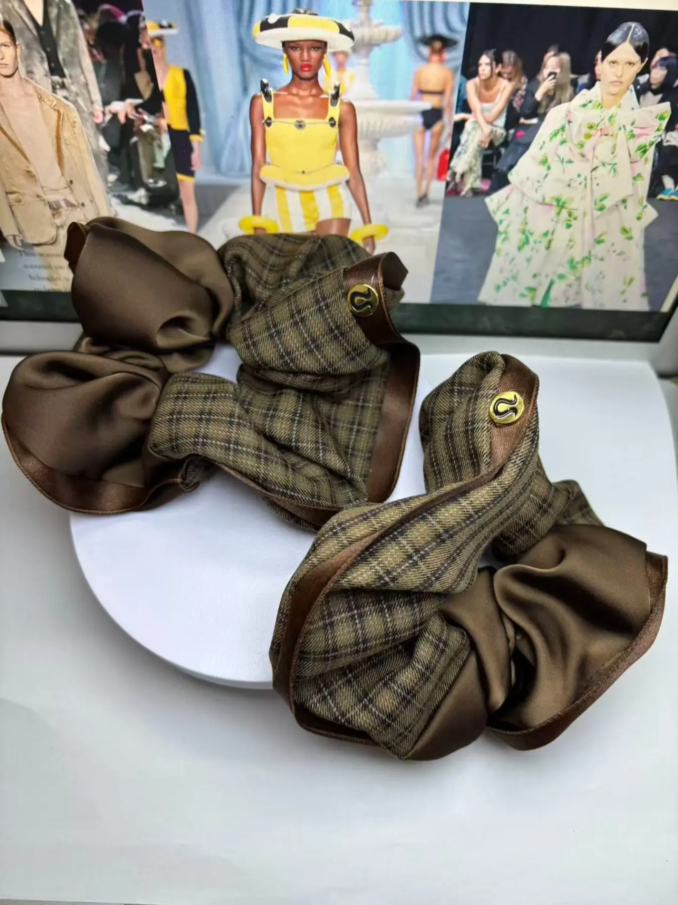 2pcs 16cm Over size Plaid Hair Tie High-End Satin Pleated Scrunchies, Jointed Pattern Cloth Patchwork Color block Hair Scrunchies Elegant British Style French Style Fabric Braided Headband Ponytail Holder for Women Lady Girl Mon Girlfriend Present Gift
