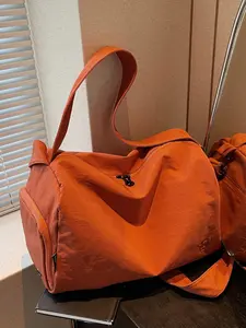 Retro simple  casual and versatile one-shoulder messenger bag, niche lazy wind one-shoulder travel bag, classic and versatile short-distance travel fitness bag, light and suitable for daily life, exercise and fitness, Workout Sport Bags, Athletic Bag