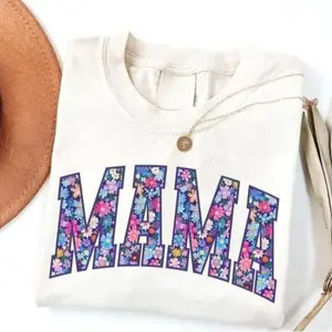 This floral print maternity T-shirt is a stylish spring piece, perfect for new mothers, those announcing their pregnancy, and for everyday fashion.