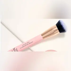 Mally lifted veil illuminator face brush