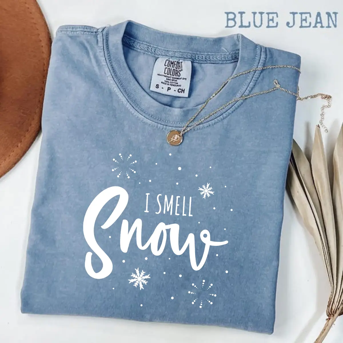 Comfort Color I Smell Snow TShirt, Christmas Girl Graphic Crewneck, Trendy Xmas Snow Sweater, Cozy Winter Holiday Apparel, Christmas Party Outfit, Festive Gift for Women & Men