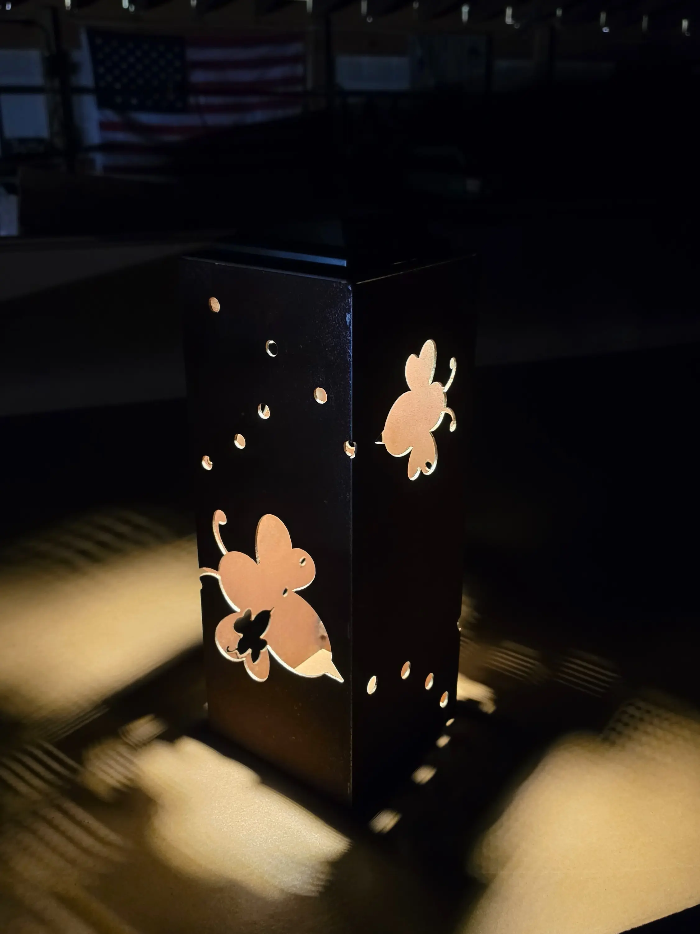 Bee Themed Solar Pillar Light - 14-Gauge Cold Rolled Steel Rustic Illumination Fixture, Outdoor Patio & Concrete Paver Garden Decor for Home Improvement Displays