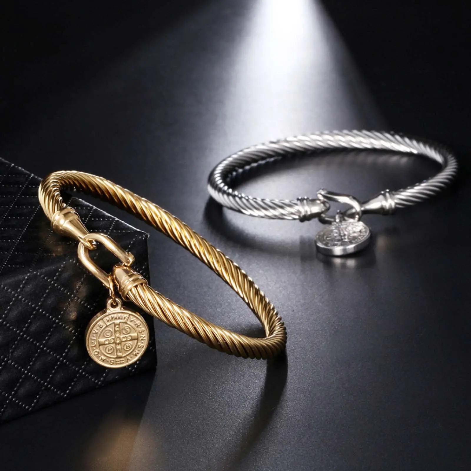 Elegant Bangle in Stainless Steel, Minimalist Unisex Jewelry with U-Hook Clasp & Hanging Tag, Available in Gold, Silver, Black