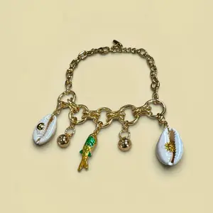 Pulcera de oro laminado con caracol y un pez size 7