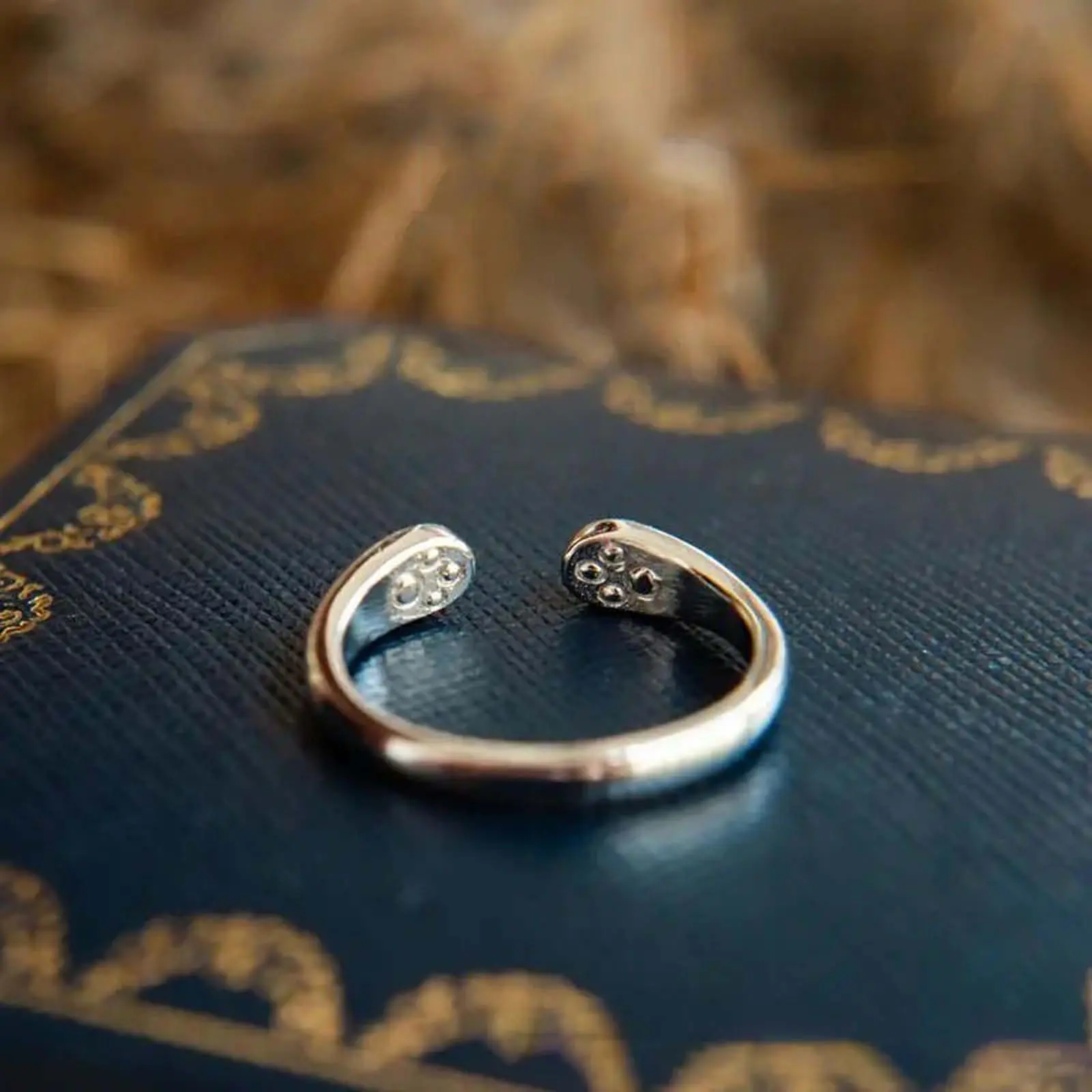 Cute Cat Paw Open Ring with Metal Coating, Unisex Adjustable Band for Adults with Creative Kneading Impressions and a Synthetic Coloured Gemstone, Everyday Wear Rings, Daily