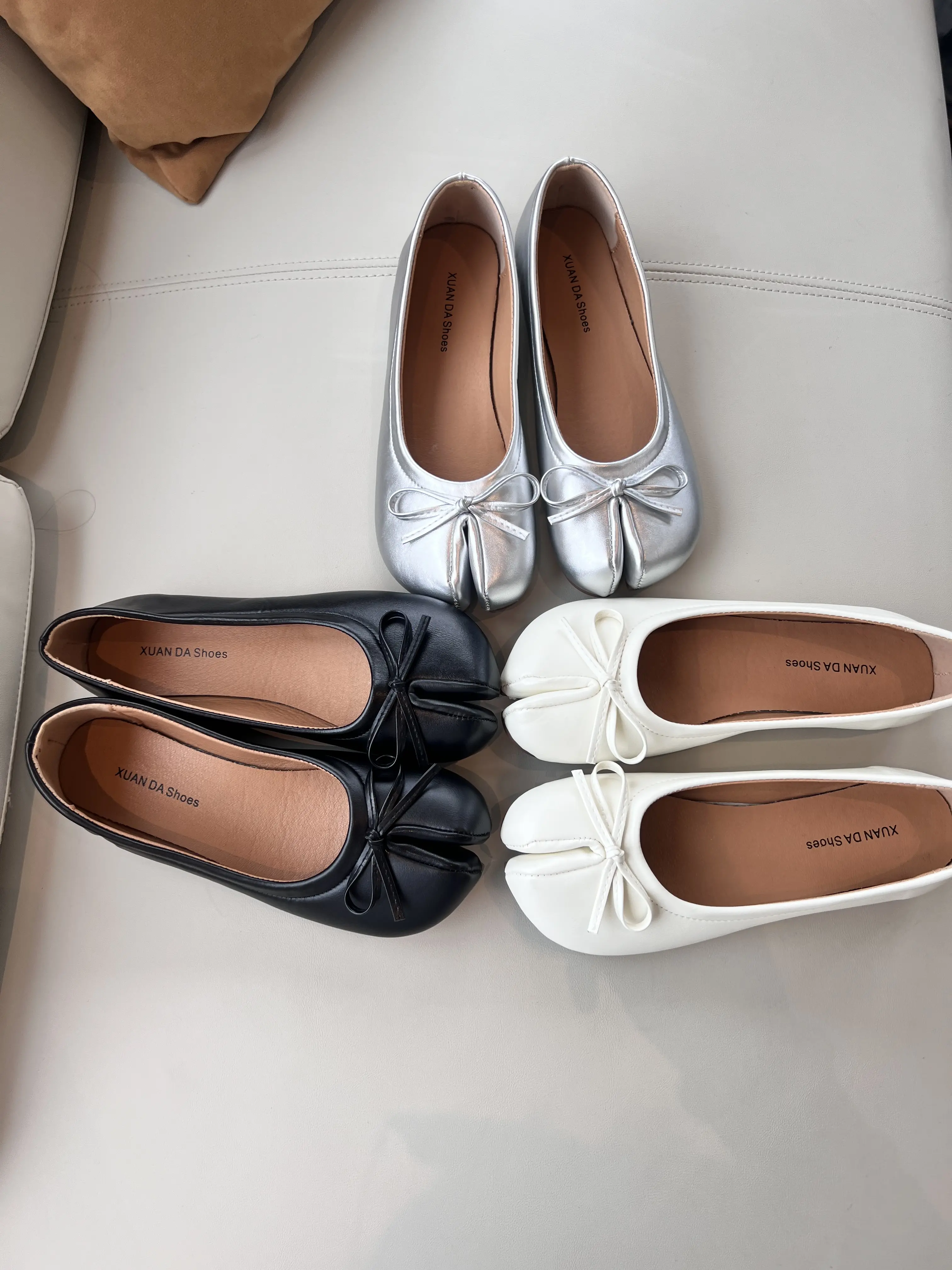 Women's flat-toe moccasin shoes with elegant tabi toes and cute bow decorations, soft flat shoes for spring and autumn daily wear, casual slip-on flat shoes that perfectly match dresses, skirts, and jeans