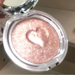 Built-in Mirror Highlighter Powder 10g Large Size,Long Lasting Buildable Blendable Face Illuminator, Potato Mashed Texture Highlighter Powder, Vegan Cruelty Free Talc Free Luminous Highlight for Natural Radiant Glow