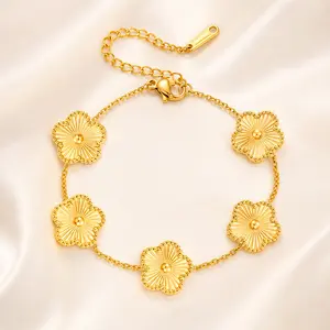 Elegant Gold Floral Charm Bracelet for Women, Delicate Flower Chain Bracelet, Minimalist Adjustable Wrist Jewelry, Lightweight Fashion Accessory for Daily Wear and Gifts