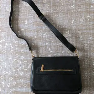 Wilo 100% Vegan Leather Crossbody Mini Diaper Bag, Black