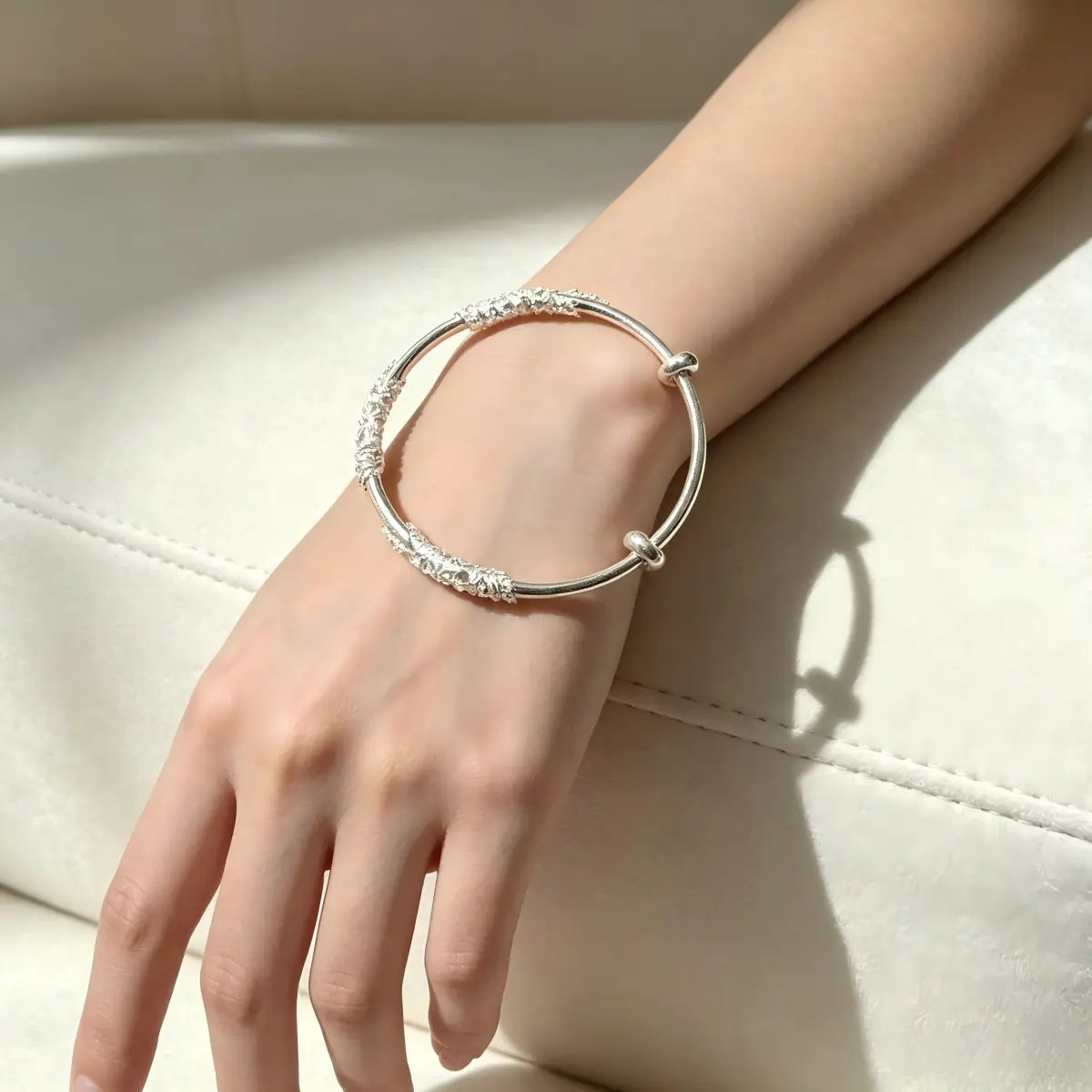 Women's Chinese-Style Floral Zinc Alloy Silver-Plated Adjustable Push-Pull Bracelet, 70s Fashion Wrist Costume Jewelry, Gift-Ready Accessory for Women, Bracelets